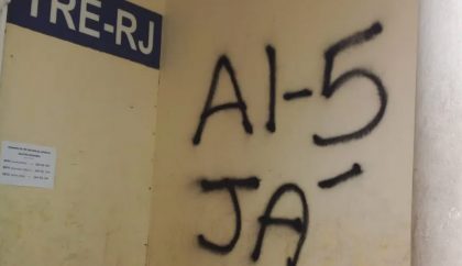 Polícia investiga mensagens pró-ditadura nas fachadas do TRE e da OAB no Rio
