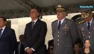 Comandante do Exército diz que Bolsonaro tem 'dignidade' e promove 'culto à família'