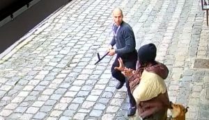 Homem agride músico negro com cassetete em Curitiba; vítima denuncia ofensas racistas