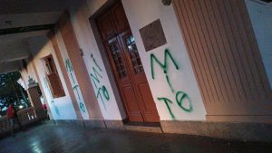 Bolsonaristas invadem e picham símbolos nazistas em centro de formação do MST em Pernambuco