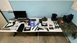 Polícia encontra armas e roupas com símbolos nazistas na casa do atirador do ES