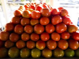 Tomate e pepino disparam em outubro; inflação volta a acelerar no País