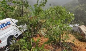 Bombeiros buscam por desaparecidos após deslizamento em rodovia do Paraná