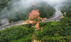 Bombeiros estimam pelo menos 30 desaparecidos após deslizamento em rodovia do Paraná