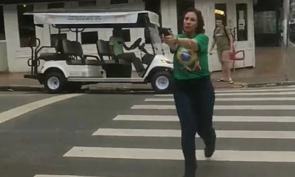 Promotor pede a condenação de jornalista perseguido por Zambelli em São Paulo