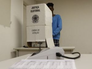 Mais de um terço dos prefeitos mudou de partido na busca pela reeleição, diz estudo