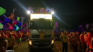 Bolsonarista que se pendurou no caminhão vira ‘decoração’ em trio de Daniela Mercury; veja o vídeo
