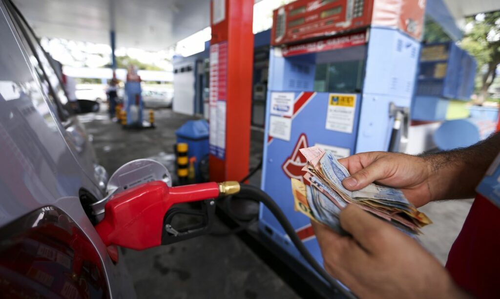 Preço da gasolina sobe pela 5ª semana e volta a ultrapassar os R$ 5, diz ANP