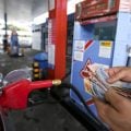 Governo Lula reage a aumento da gasolina em postos; secretário suspeita de ação ‘orquestrada’