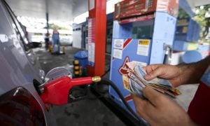 Gasolina sobe 1,6% em novembro, depois de meses em queda, aponta Ticket Log