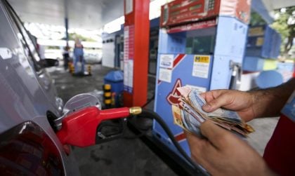 Preço da gasolina sobe pela 5ª semana e volta a ultrapassar os R$ 5, diz ANP