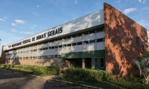 UFMG abre processo disciplinar contra professor de Medicina após publicações discriminatórias