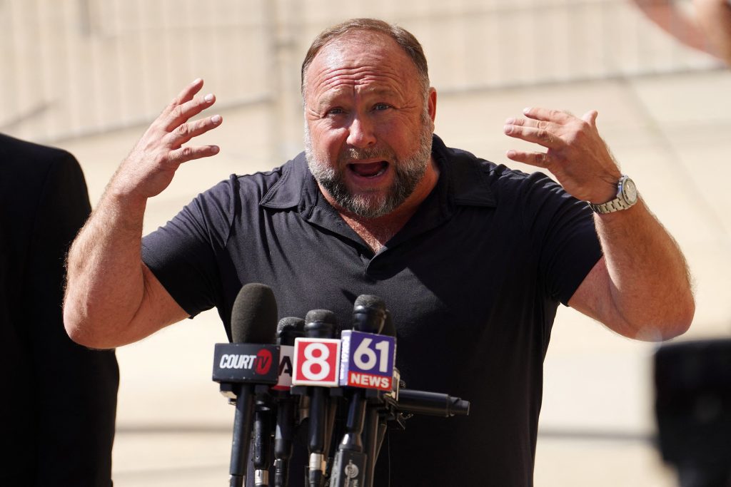 Teórico da conspiração Alex Jones pede falência nos EUA após condenações