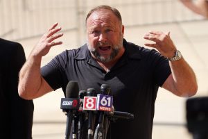 Teórico da conspiração Alex Jones pede falência nos EUA após condenações