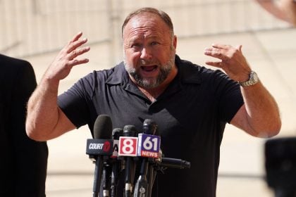Teórico da conspiração Alex Jones pede falência nos EUA após condenações