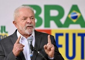 Lula lança programa para reduzir filas no SUS e critica o negacionismo de Bolsonaro