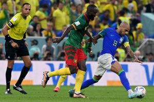 ‘Um toque de atenção’, diz Daniel Alves sobre derrota para Camarões