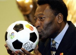 'Eternizou a camisa 10': Santos homenageia trajetória de Pelé no time