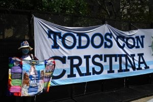 Apoiadores de Cristina Kirchner protestam contra condenação; veja imagens