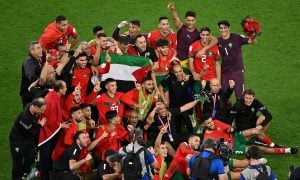 Jogadores do Marrocos exibem bandeira da Palestina após vitória na Copa do Mundo