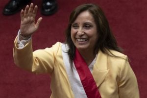Dina Boluarte assume a Presidência do Peru após impeachment e detenção de Pedro Castillo