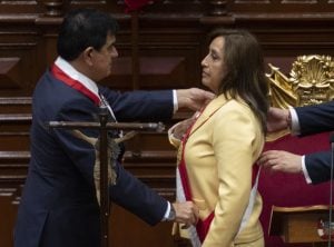 Nova presidente do Peru tenta formar governo após destituição de Castillo