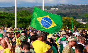 Raio atinge acampamento bolsonarista em Brasília e fere quatro pessoas