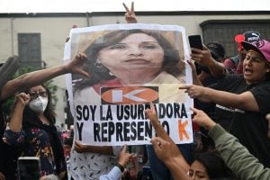 Presidente do Peru propõe eleições antecipadas depois de protestos que deixaram dois mortos