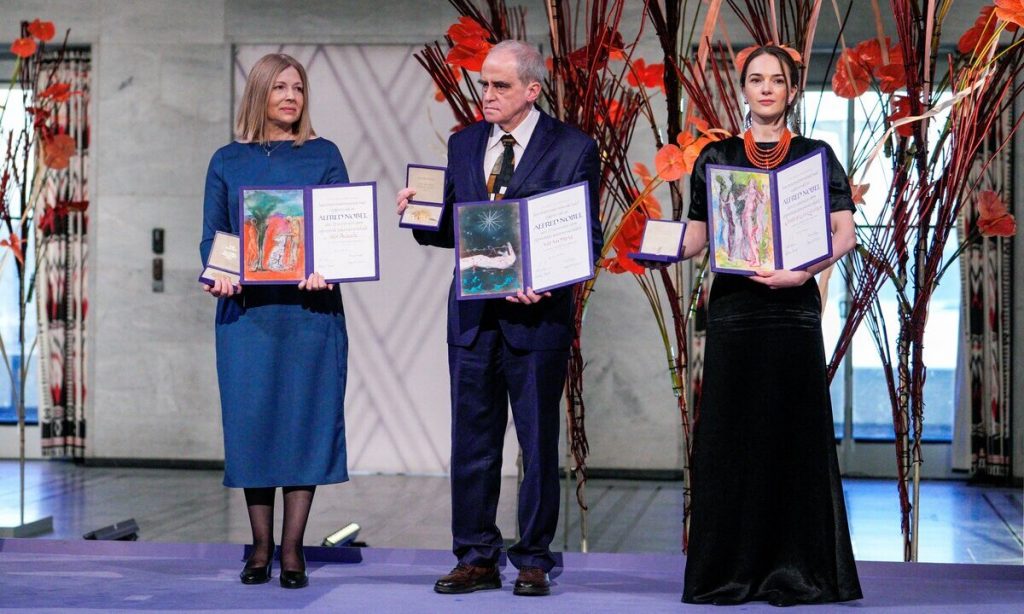 Ganhadores do Nobel da Paz criticam guerra ‘insensata’ de Putin ao receberem prêmio