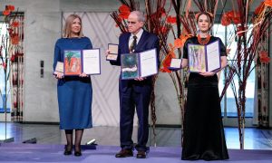 Ganhadores do Nobel da Paz criticam guerra 'insensata' de Putin ao receberem prêmio