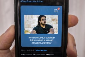 Irã tem segunda execução pública de condenado à morte por participação em protestos