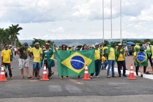Bolsonaristas protestam no Alvorada no dia da diplomação de Lula; Bolsonaro não participa