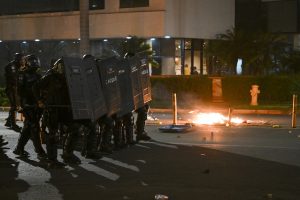 Polícia isola hotel de Lula no DF após bolsonaristas incendiarem veículos e tentarem invadir a PF