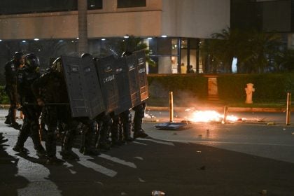 Polícia isola hotel de Lula no DF após bolsonaristas incendiarem veículos e tentarem invadir a PF