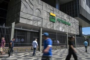 Bolsonaro reduz papel da Petrobras no PIB; governo Lula quer recuperação com investimento