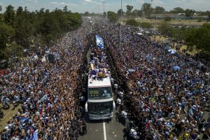 Em feriado nacional, uma multidão de argentinos recepciona a seleção campeã mundial; veja imagens