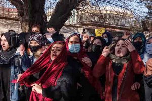 ONGs suspendem atividades no Afeganistão após proibição de emprego a mulheres