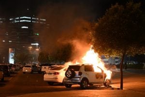 Bolsonaristas quebram carros e atiram pedras na Polícia Federal em Brasília