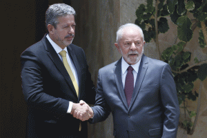 Lira se reúne com Lula, mas nega ter discutido ministérios