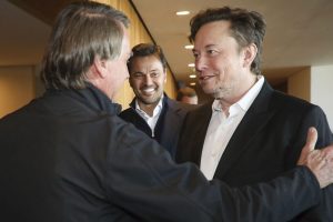 Deputados bolsonaristas articulam homenagem a Musk na Câmara