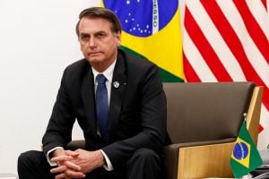 Bolsonaro irá aos EUA para não passar faixa para Lula, diz site