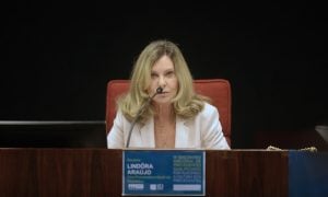 Eduardo Bolsonaro tenta convocar Lindôra Araújo à CPMI do 8 de Janeiro