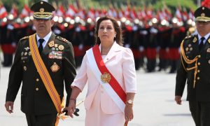 Presidente do Peru é agredida por mulher durante evento