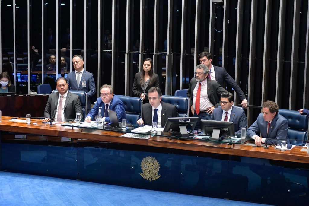 Após mudanças na Câmara, Senado aprova em 1º turno a PEC da Transição