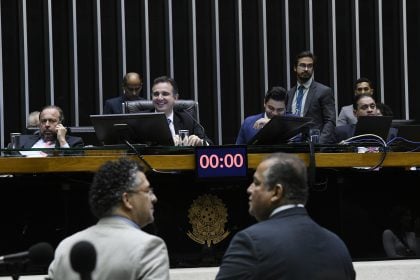Congresso aprova Orçamento de 2023 com Bolsa Família de R$ 600 e salário mínimo de R$ 1.320