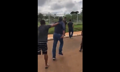 Bolsonaristas hostilizam agentes da Polícia Federal em Brasília e Exército intervém
