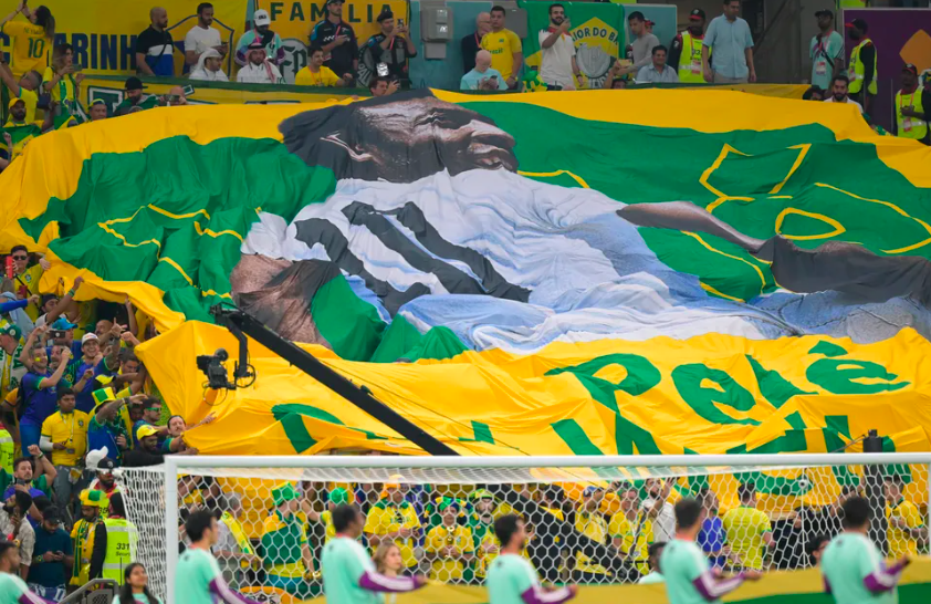 Pelé é homenageado nas arquibancadas da Copa do Mundo do Catar