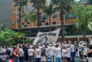 Torcedores vão a hospital prestar solidariedade a Pelé