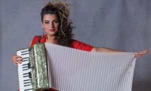 Lívia Mattos propõe em álbum ousadia e contemporaneidade sonora com o acordeon