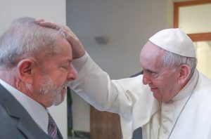Em entrevista, Papa Francisco diz que julgamento que levou Lula à prisão ‘começou com fake news’